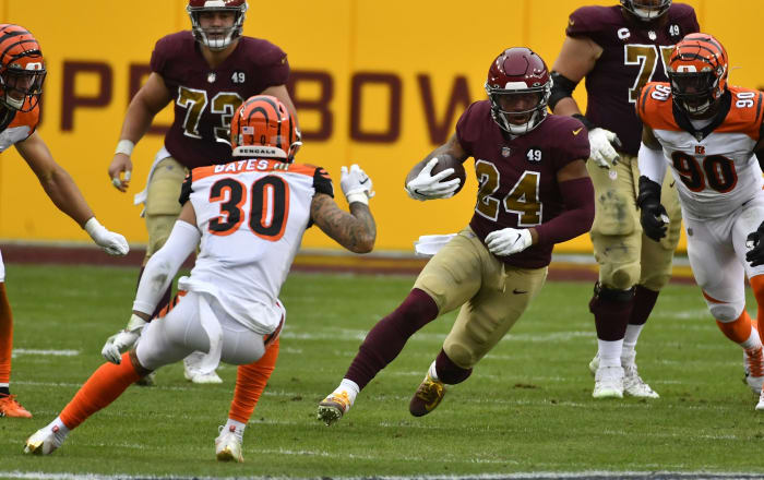 Antonio Gibson shakes Cinn © Brad Mills 2020 Nov 22